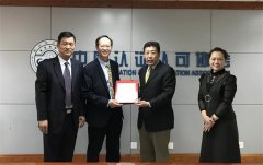 生飞秘书长为卢耀博士颁发了首张CCAA转换HKICA审